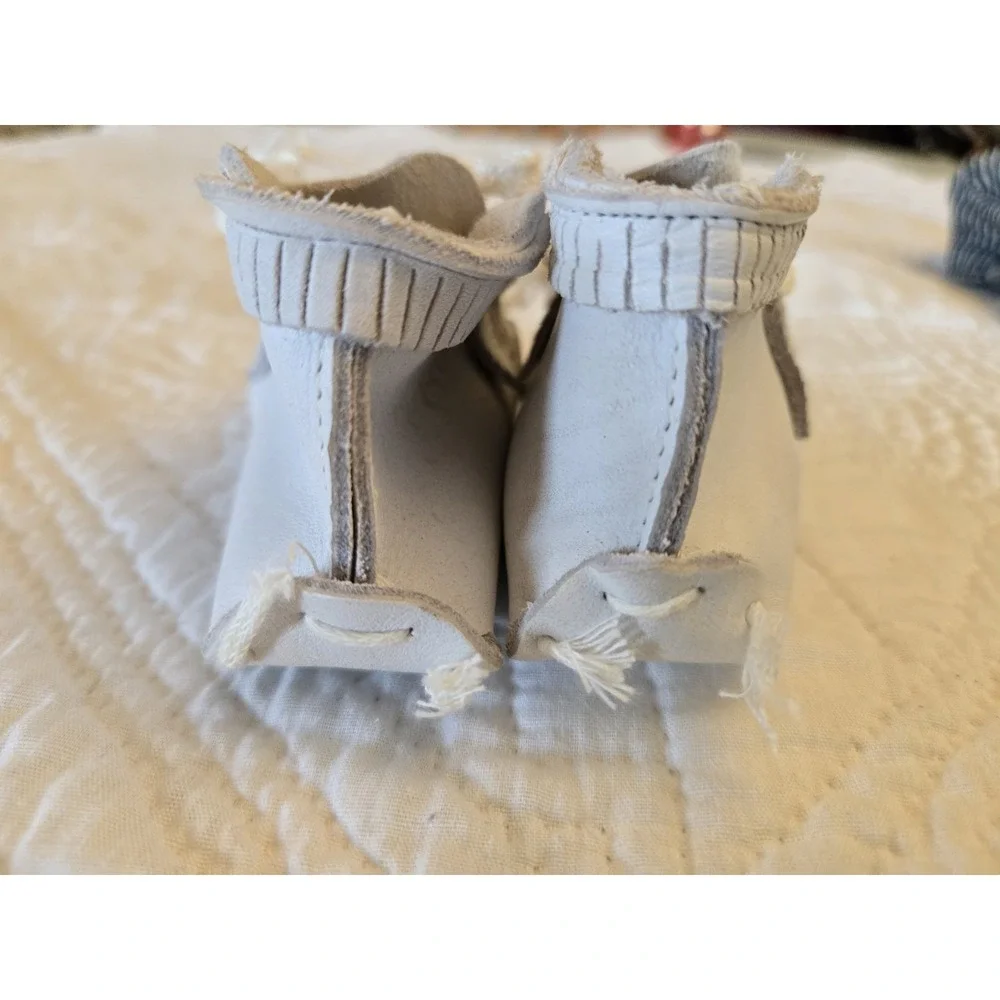 Minnetonka Beaded White Leather Moccasins Infant Size 1 Deer Foot Infant Shoes